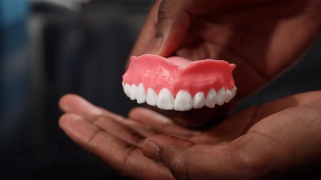  Crean dentaduras postizas en 3D que liberan medicamentos para evitar infecciones