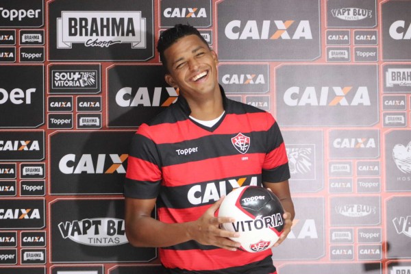 Aderllan Santos debuta como titular en el EC Vitória