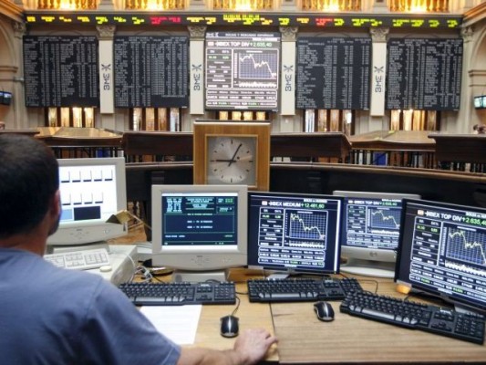 El Ibex 35 coquetea a media sesión con los 8.500 puntos