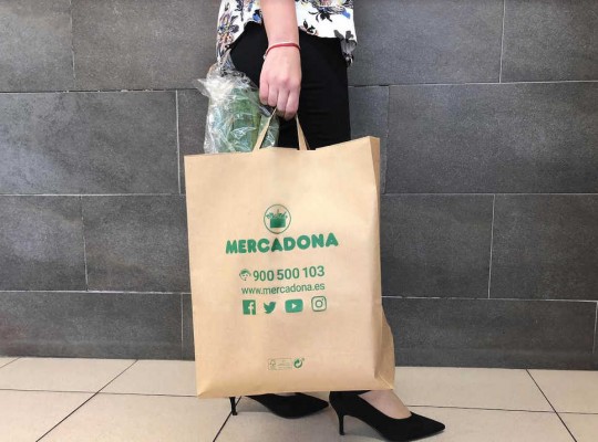 Mercadona se adelanta a la prohibición de bolsas de plástico y prueba las de papel