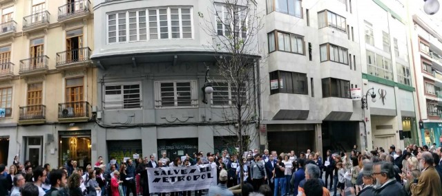 La movilización para salvar el cine Metropol llega a la calle