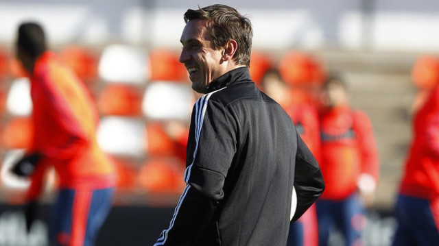 Discutir el color del cielo que hay arriba de Gary Neville