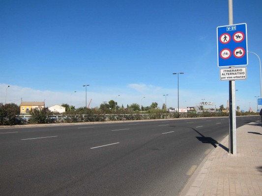 El Ayuntamiento acude a Fomento para exigir que la ampliación de la V-21 respete la huerta