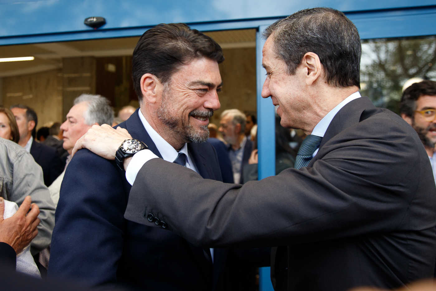 Zaplana felicita a Luis Barcala. Foto: PEPE OLIVARES - 