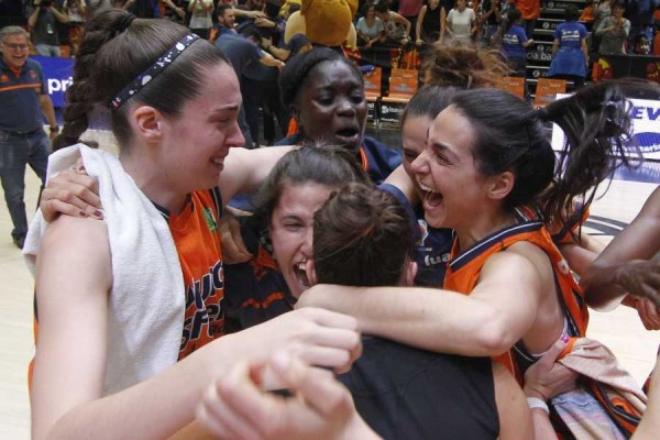 La Fonteta rendirá homenaje ante Movistar Estudiantes al primer equipo femenino tras su ascenso