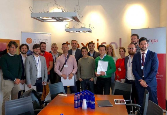 La firma contestana Textisol recibe a los participantes de la 'Operación Consolida'