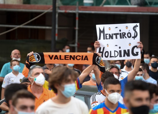 Manifestación contra la gestión del máximo accionista del Valencia CF, Peter Lim (Fotos: EDUARDO MANZANA)
