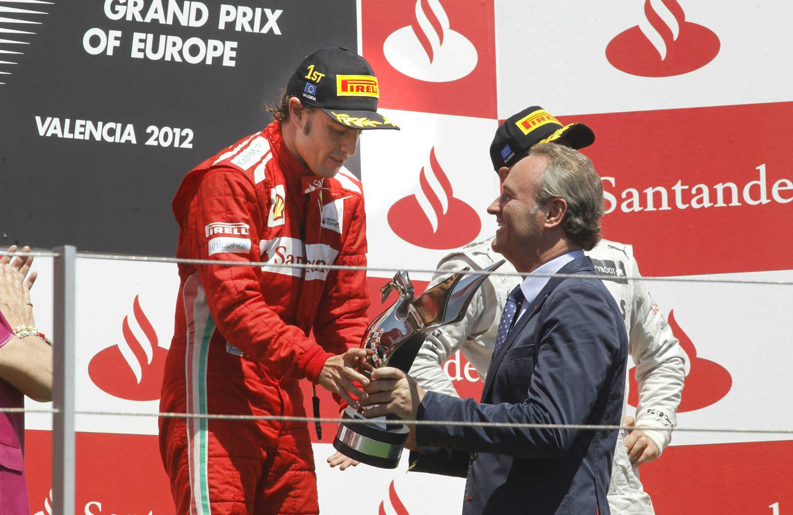 Alberto Fabra entrega el trofeo a Fernando Alonso, vencedor del Gran Premio de 2012. Foto: GVA - 