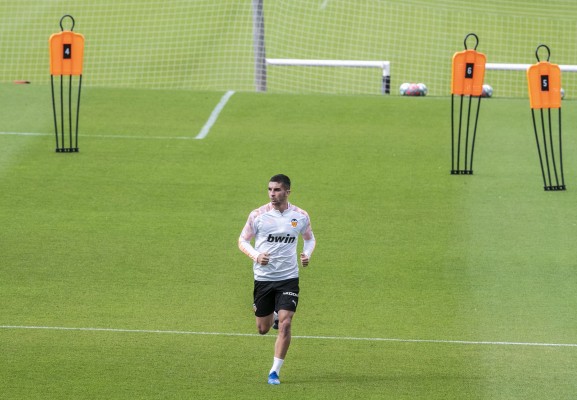 Segundo día de trabajo individualizado para los jugadores del Valencia CF (Fotos: Valencia CF)