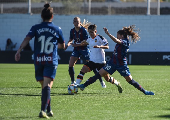 Las mejores imágenes del derbi femenino Valencia-Levante (Fotos: EDUARDO MANZANA)