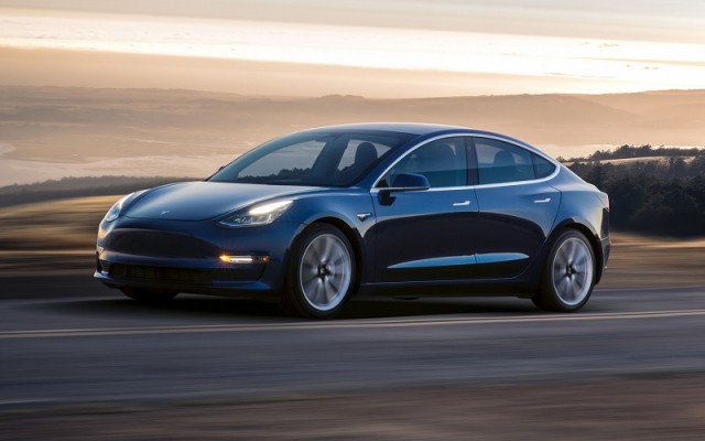 Tesla eliminará gastos superfluos y acelerará la producción del Model 3
