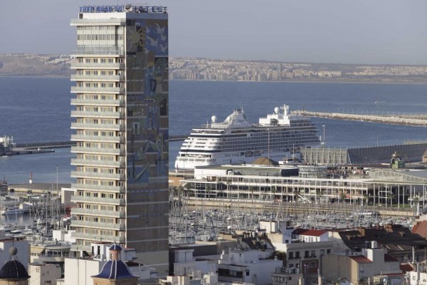 Alicante recibe a 6.000 cruceristas con descuentos comerciales, danza y 'ninots' 