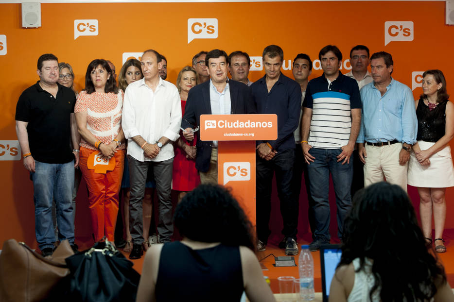 El portavoz de Ciudadanos, Fernando Giner, con varios diputados y miembros de la dirección. Foto: MARGA FERRER - 