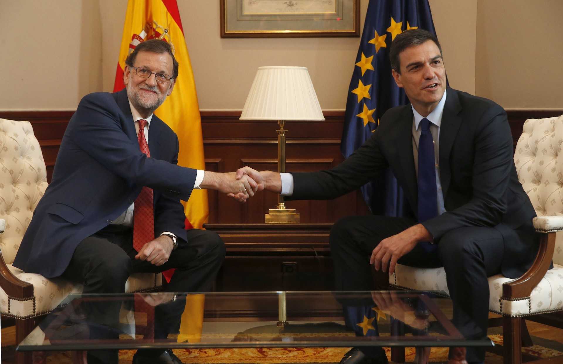 Mariano Rajoy y Pedro Sánchez. FOTO: EFE - 