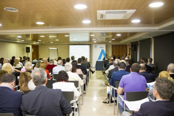 Accionistas de CaixaBank en Alicante participan en un curso sobre fiscalidad en productos de inversión