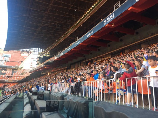 Mestalla llena su tribuna para ver entrenar al Valencia CF