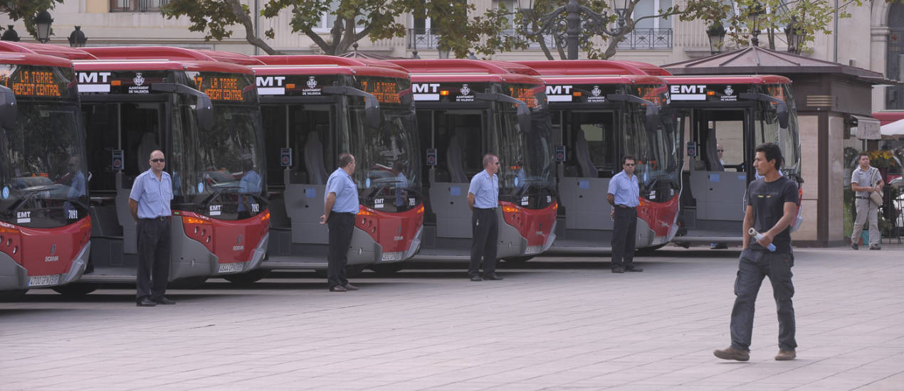 Aspecto de una presentación de autobuses en la Plaza del Ayuntamiento. Foto: KIKE TABERNER - 
