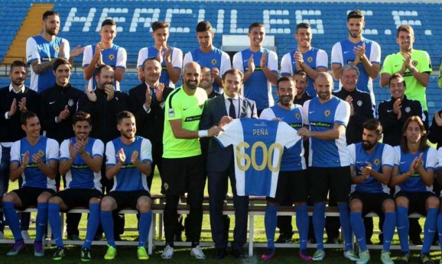 La plantilla del Hércules homenajea a Peña ante su posible retirada