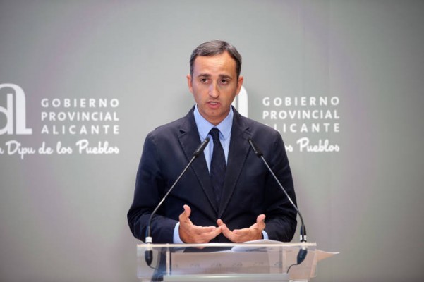 El Gobierno de César Sánchez aplaza la aprobación del plan de ayudas en la Diputación de Alicante