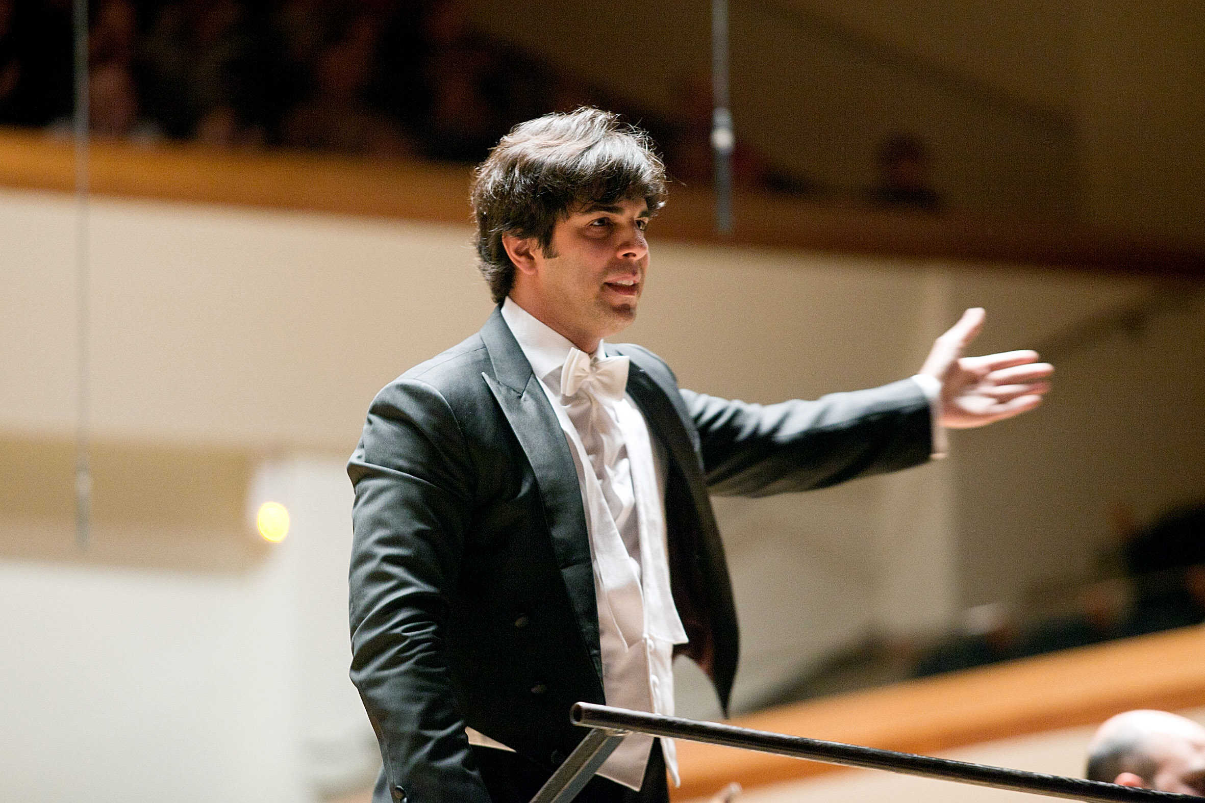El maestro venezolano Domingo Hindoyan dirige a la Orquesta de València por su 75 aniversario