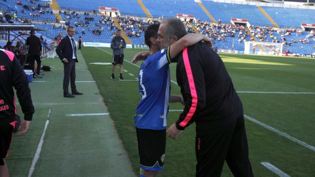 La plantilla homenajea a Peña
