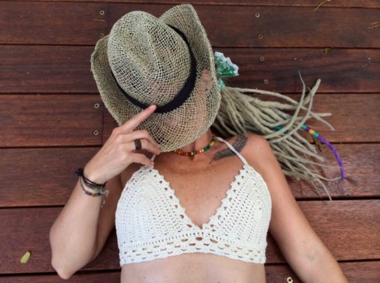 Retrato de una señora con rastas
