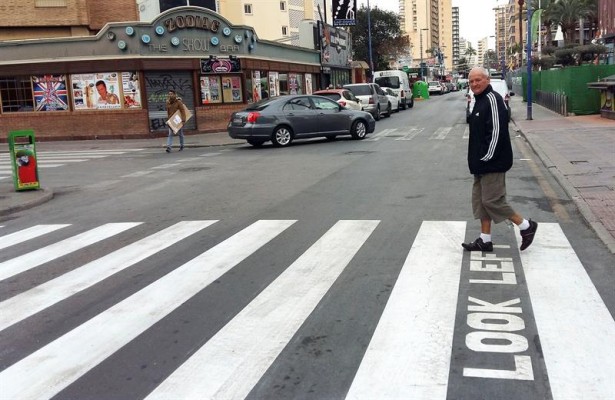 Benidorm habilita pasos de peatones pensados para los turistas británicos