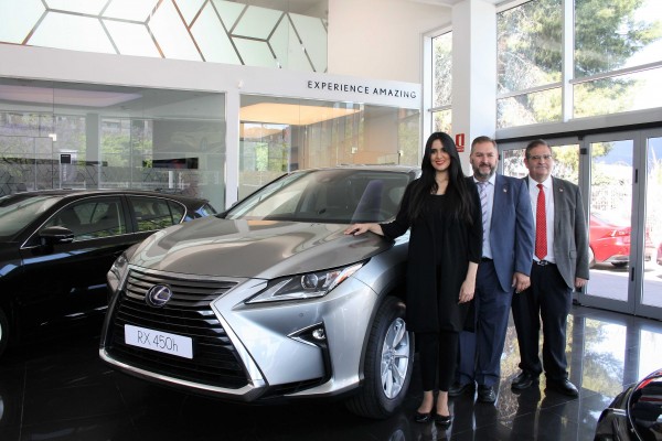 Lexus Valencia recibe la visita de su embajadora mundial, la violinista Aisha Syed Castro