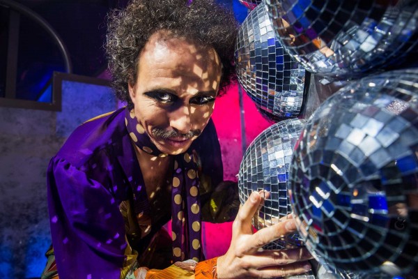 Manu Badenes posa el límit de l'humor en fer riure a 'The Hole Zero'