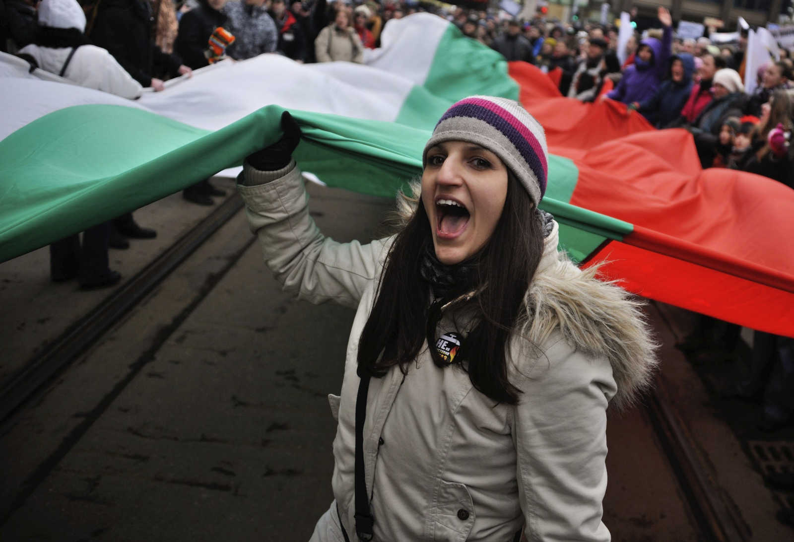 Una joven sostiene parte de una gran bandera de Bulgaria durante una manifestación. Foto: VASSIL DONEV/EFE - 