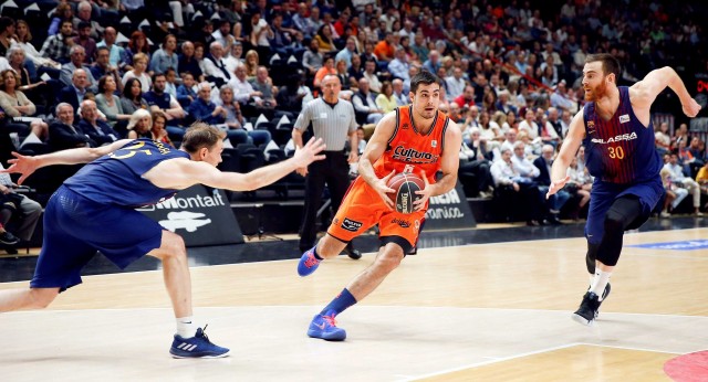 Valencia Basket queda relegado a la cuarta plaza tras caer in extremis ante el Barça (70-71)