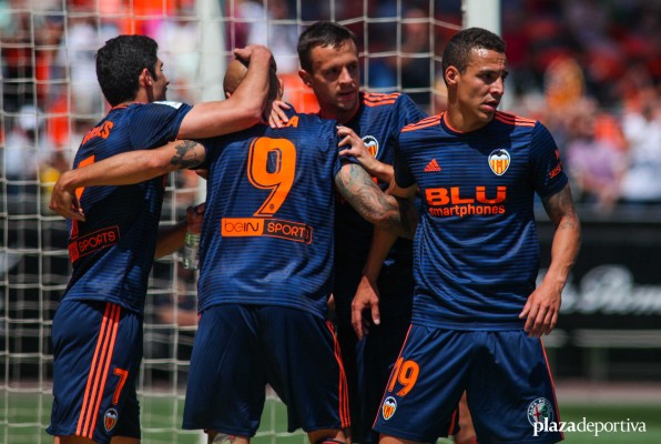 El Valencia vence al Deportivo y cierra la liga con victoria