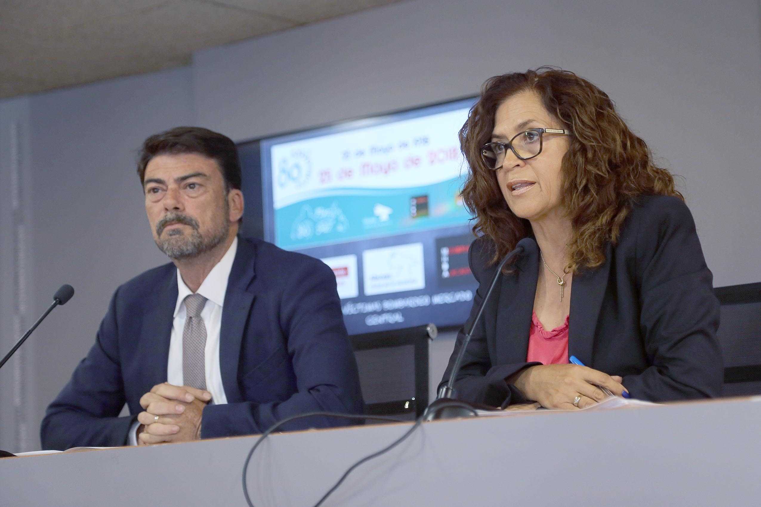 El alcalde, Luis Barcala, junto a la edil de Cultura, Dolores Padilla, en la presentación del programa de actos. - 