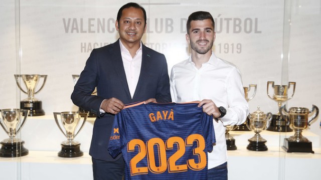 Gayá renueva con el Valencia hasta 2023 con una cláusula de 100 millones de euros