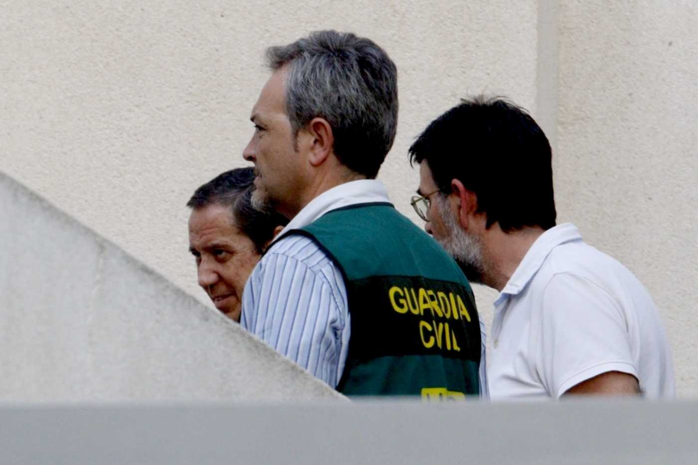 Eduardo Zaplana llega a su chalé en Benidorm. Foto: PEPE OLIVARES - 