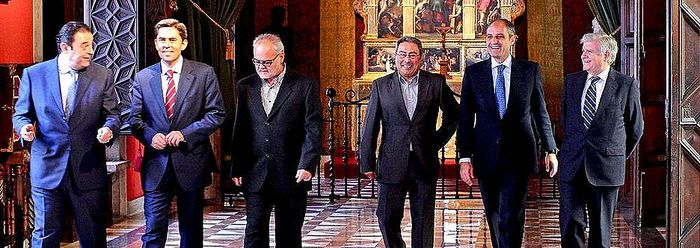 TODOS FELICES. Patronos y sindicalistas firman un pacto con el Gobierno valenciano. - 