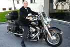 R. Fisas, a bordo de su Harley - 