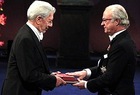 Vargas Llosa recoge el Premio Nobel de Literatura
