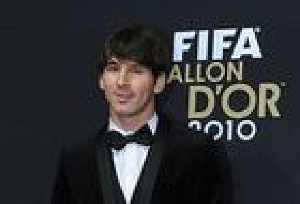 Leo Messi, elegancia máxima con su Dolce & Gabbana en la entrega del Balón de Oro 2010