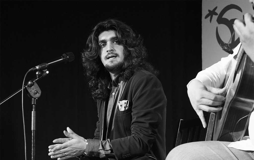 Israel Fernández recupera en 'Universo Pastora' el legado de la cantaora sevillana