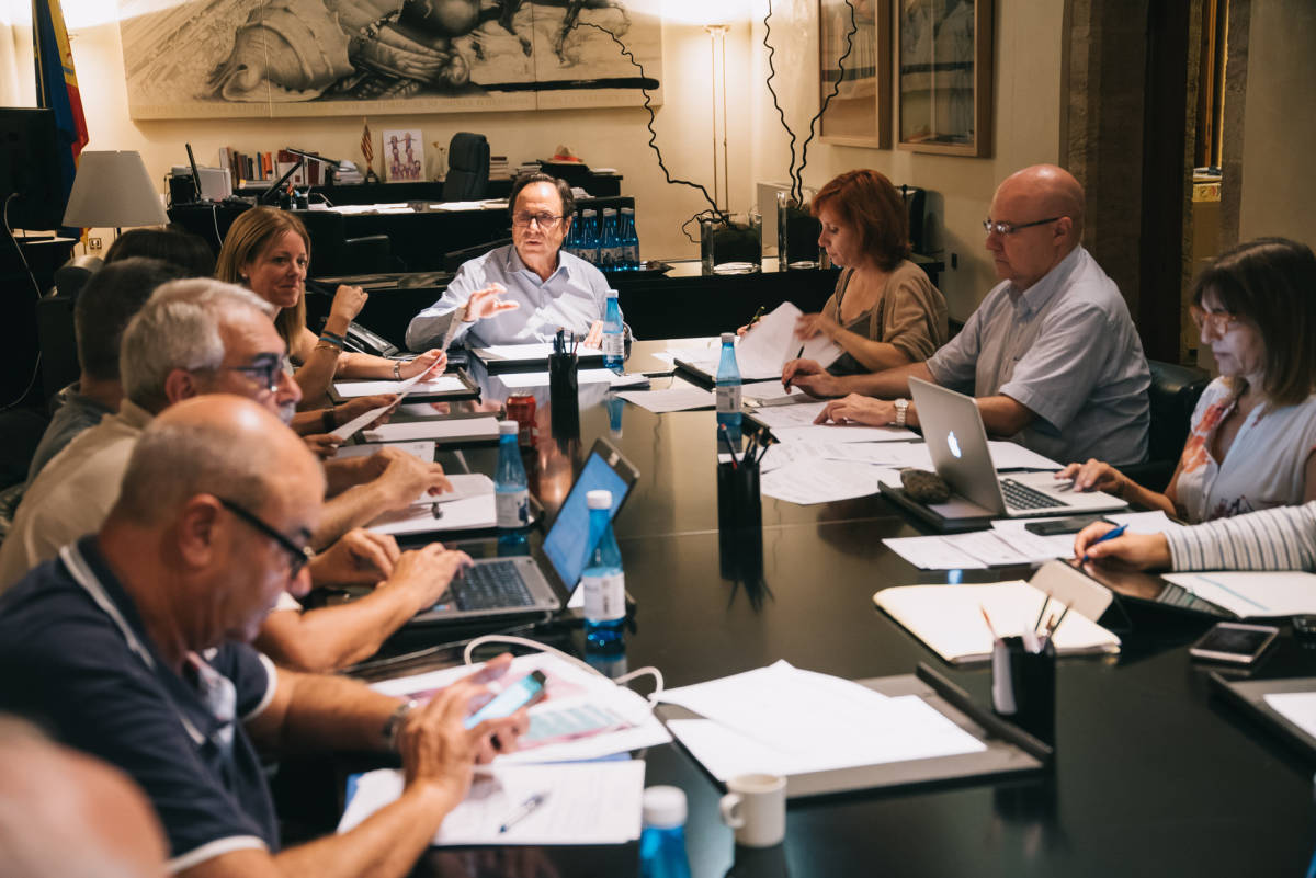 Vicent Soler, con su equipo de la Conselleria. Foto: KIKE TABERNER - 