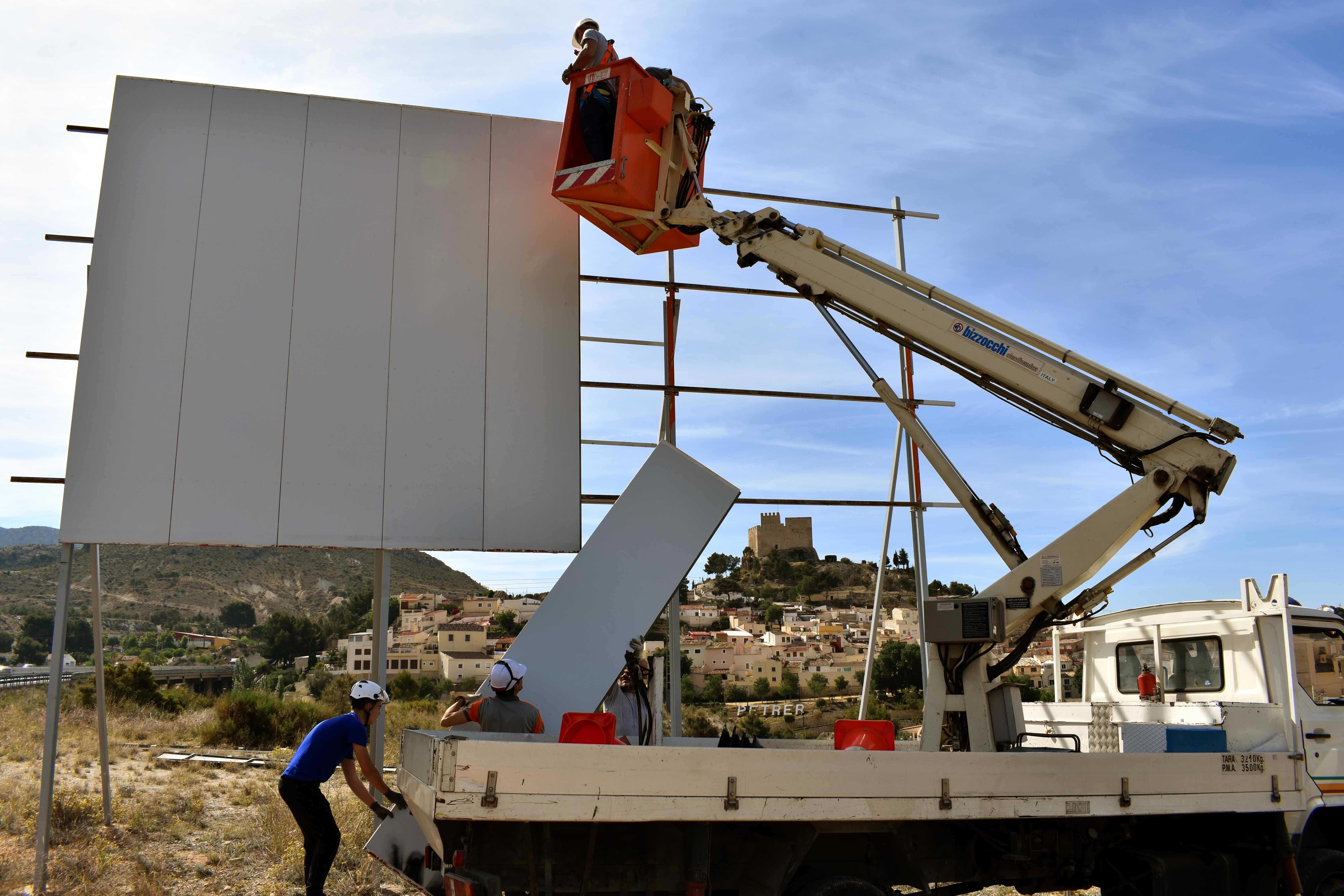 Fomento obliga a Petrer a retirar la valla publicitaria de ganchillo instalada en febrero