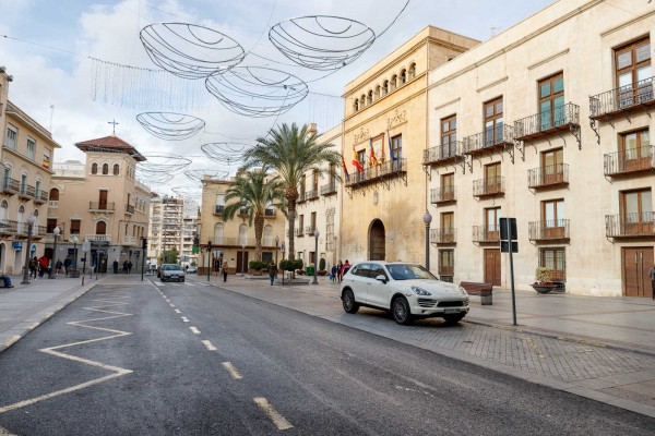 La adjudicación en el aire del servicio de limpieza de colegios de Elche enquista los problemas laborales de la plantilla