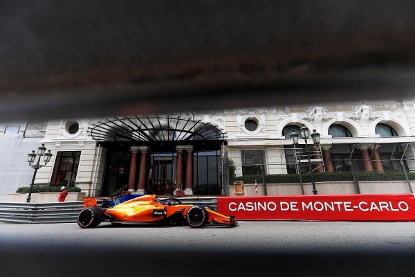 Los Red Bull rompen el cronómetro con Alonso y Sainz cerrando el 'Top 10'