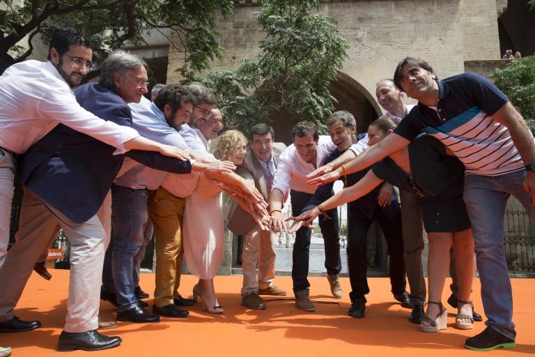 Principales dirigentes de Cs junto al líder Albert Rivera en un mitin en València. Foto: MARGA FERRER - 