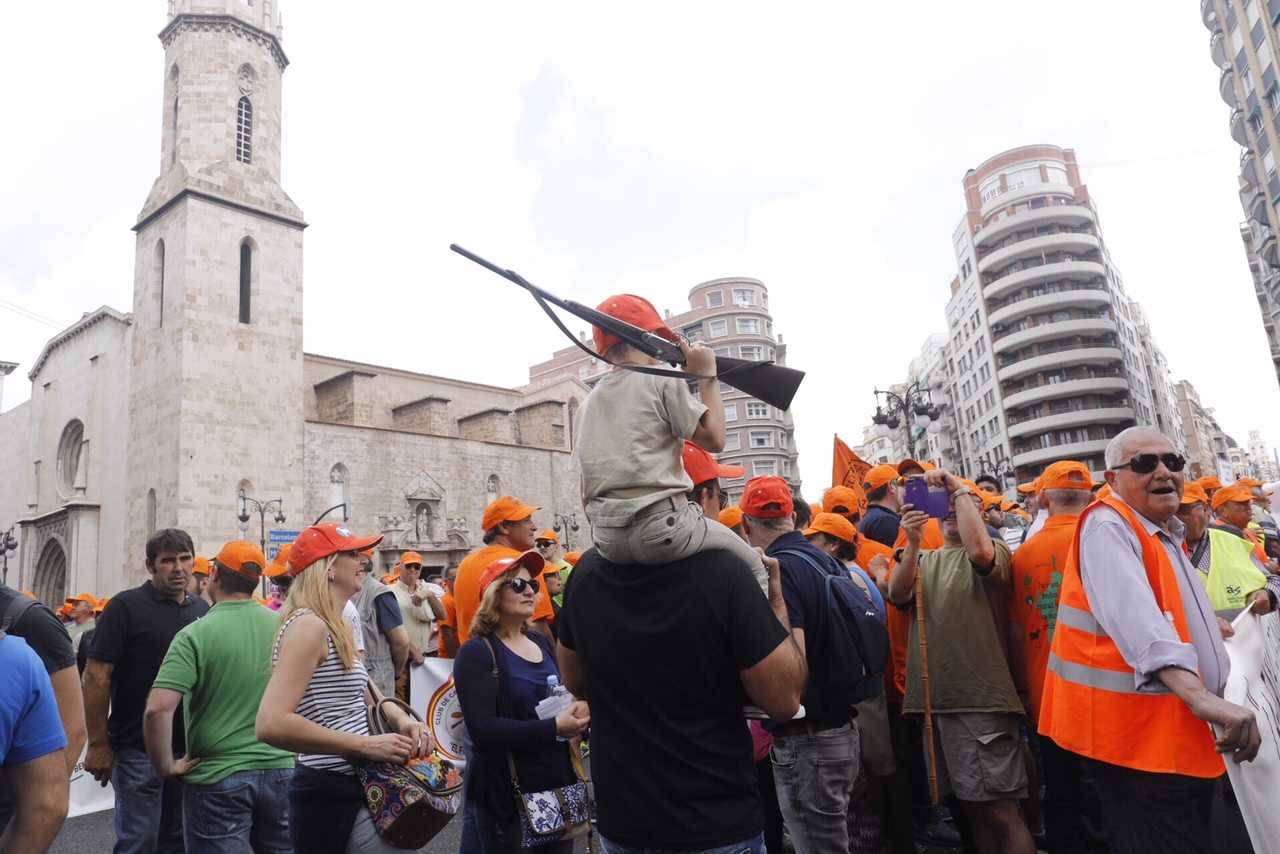 Una marea naranja denuncia en València el 