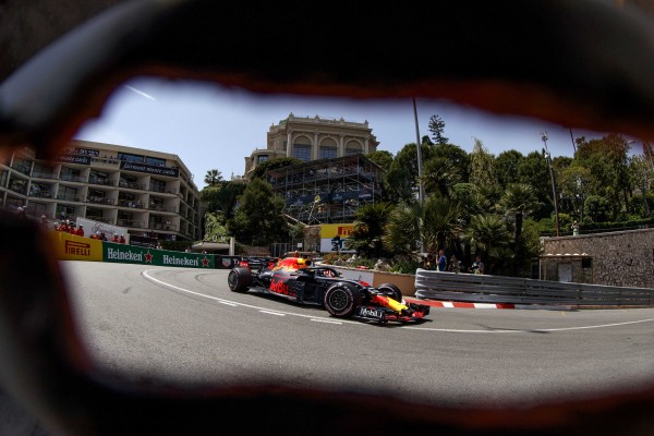 Ricciardo logra la 'pole' en Mónaco, con Alonso séptimo y Sainz octavo

