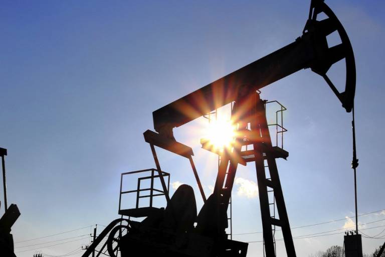 Los mercados respiran: el petróleo se dispara un 20% en el último mes