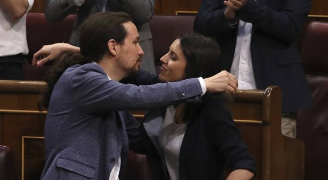 Iglesias y Montero se salvan en la consulta del chalé pero no mejoran la situación de Podemos