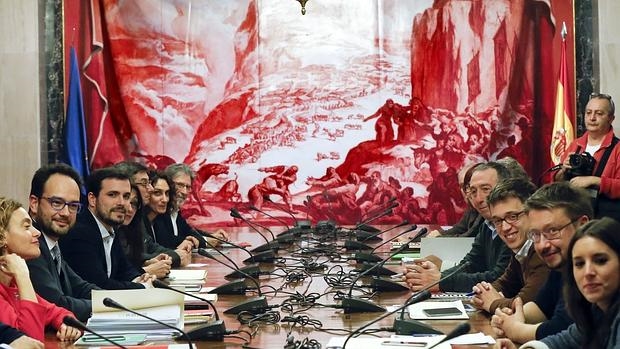 Imagen de la reunión de este lunes entre PSOE, Podemos, Compromís e IU. EFE - 
